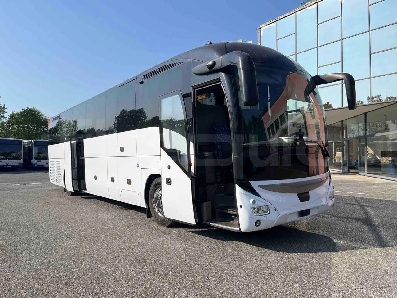 Iveco Magelys - 3/4 right front doors open