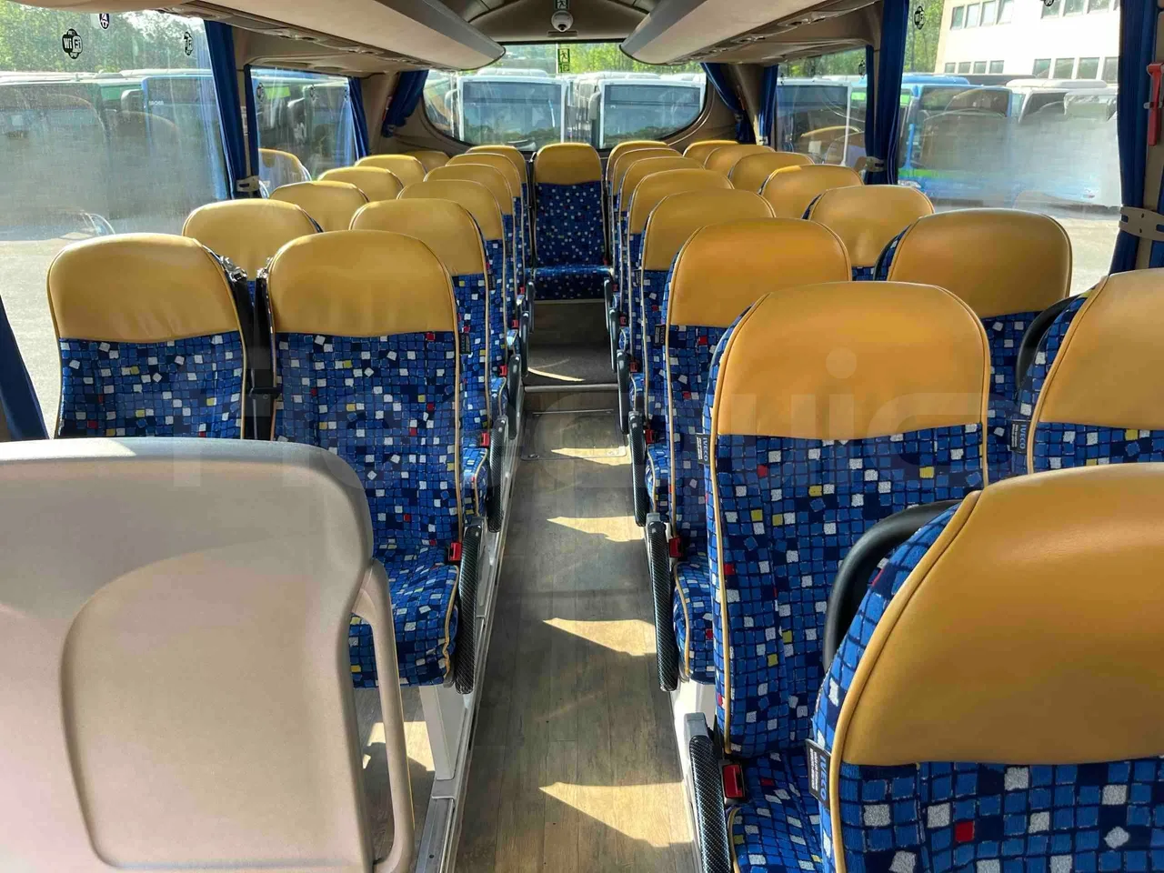 Iveco Magelys - reverse view middle aisle