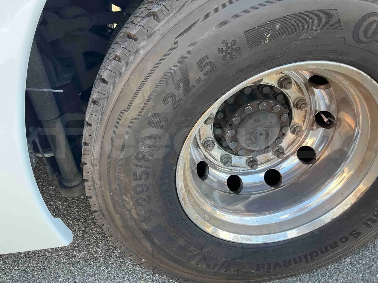 Iveco Magelys - tread condition front tires right