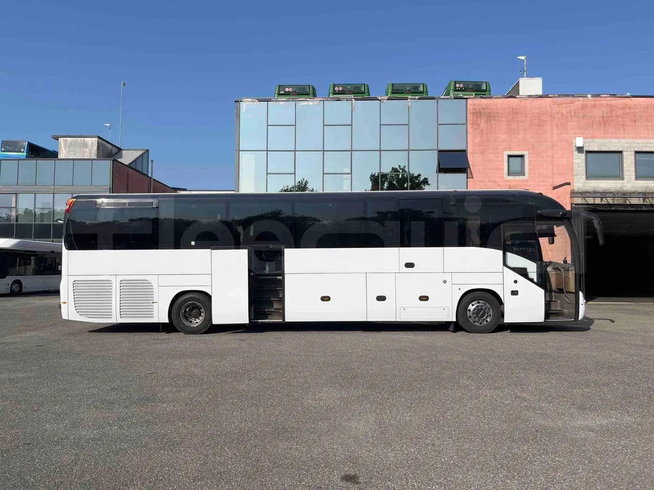 Iveco Magelys - right side doors open