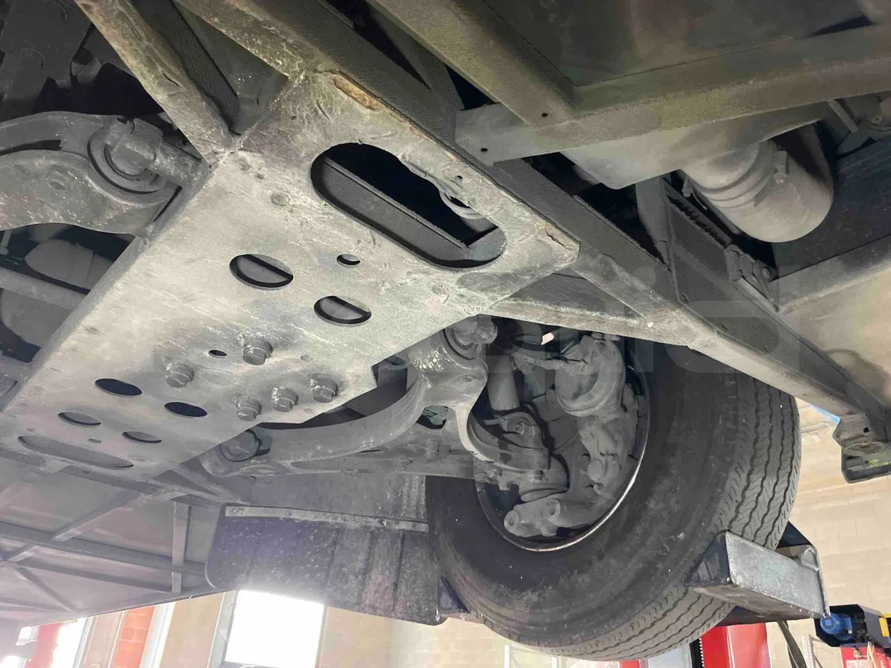 Iveco Magelys - front axle left side