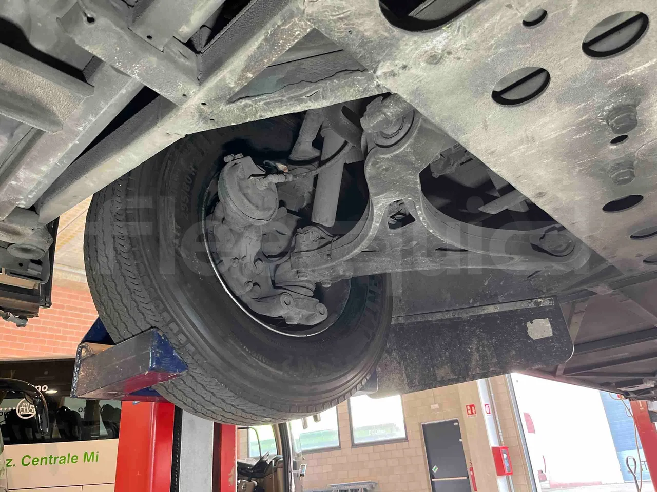 Iveco Magelys - front axle right side