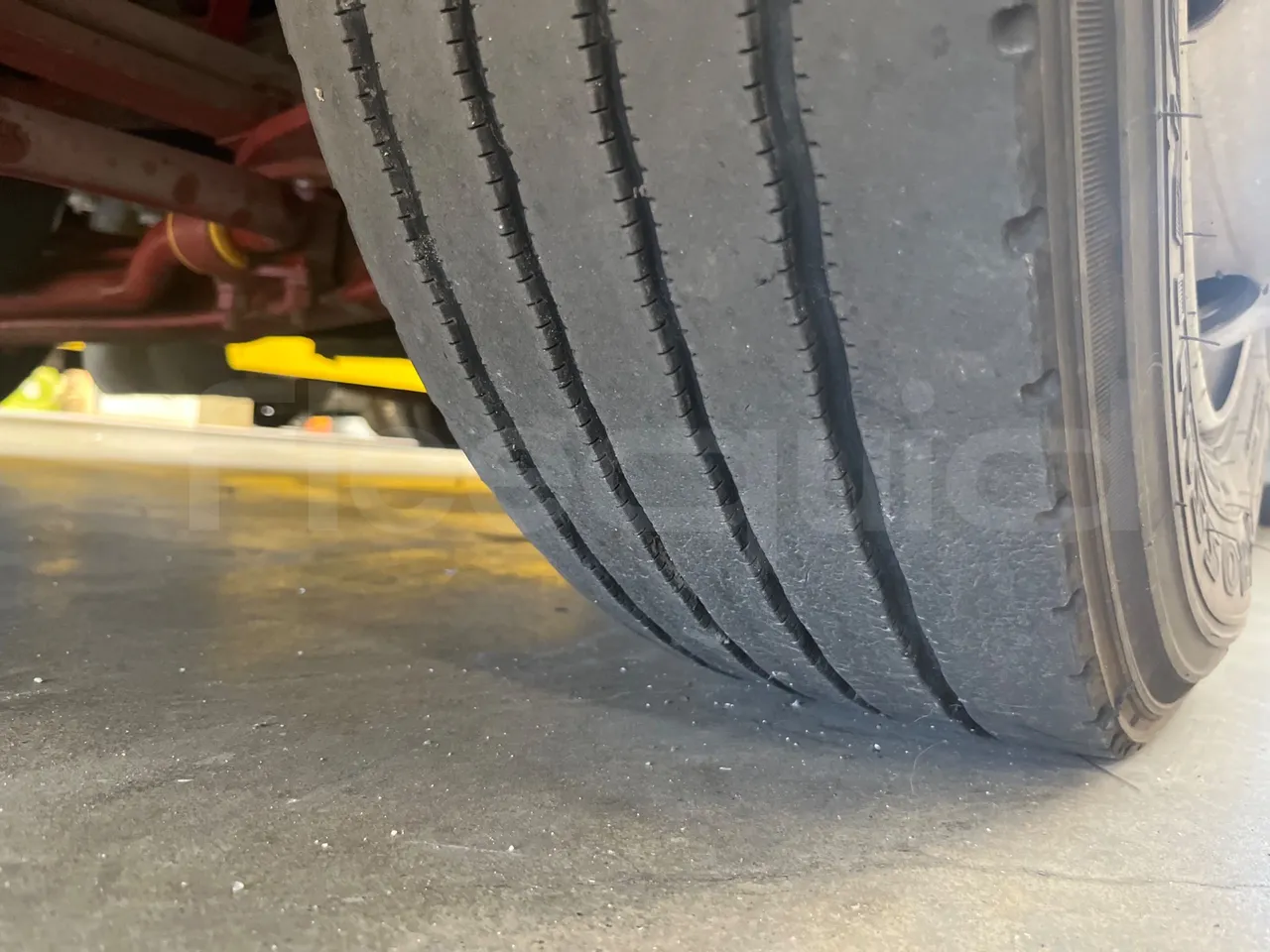 Iveco Cacciamali Tema161-2/ Euro 2 - 130 Kw - 9,195 Mt - tread condition front tires left