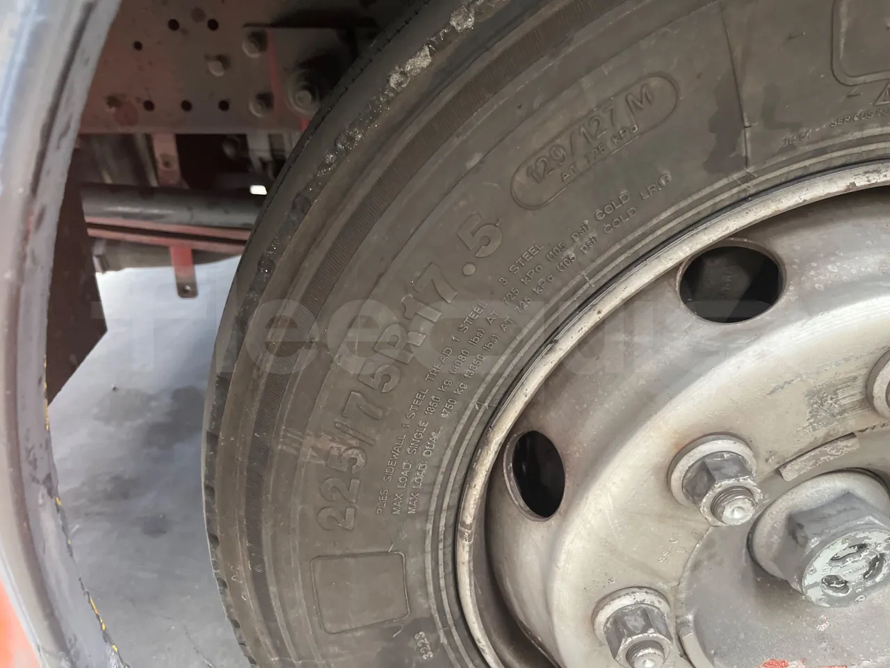 Iveco Cacciamali Tema161-2/ Euro 2 - 130 Kw - 9,195 Mt - front left tire measurements