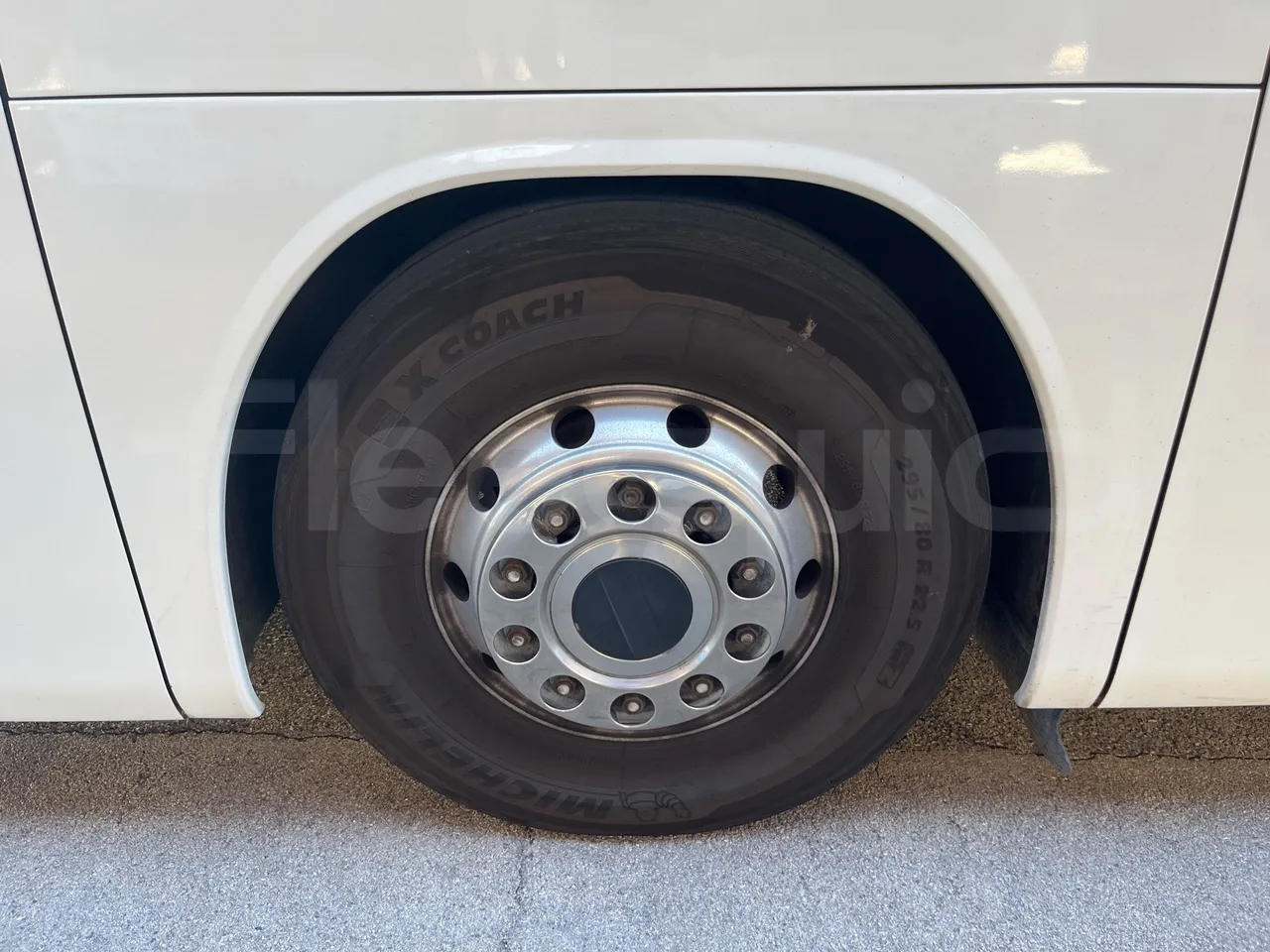 Setra S415 - First Axle Left Side: Complete Tyre
