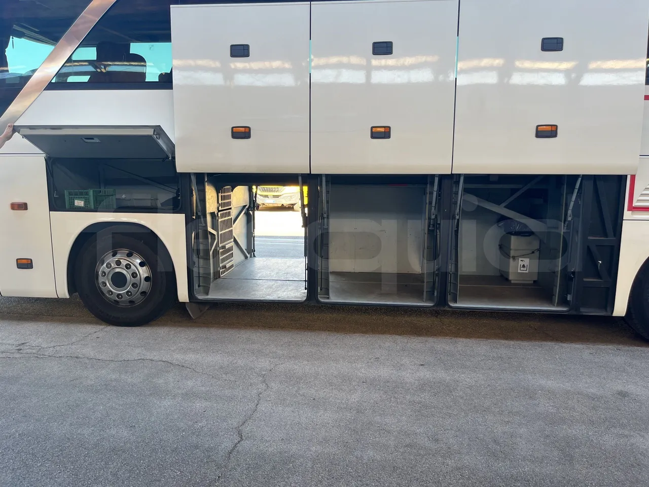 Setra S415 - Luggage Rack Left Side