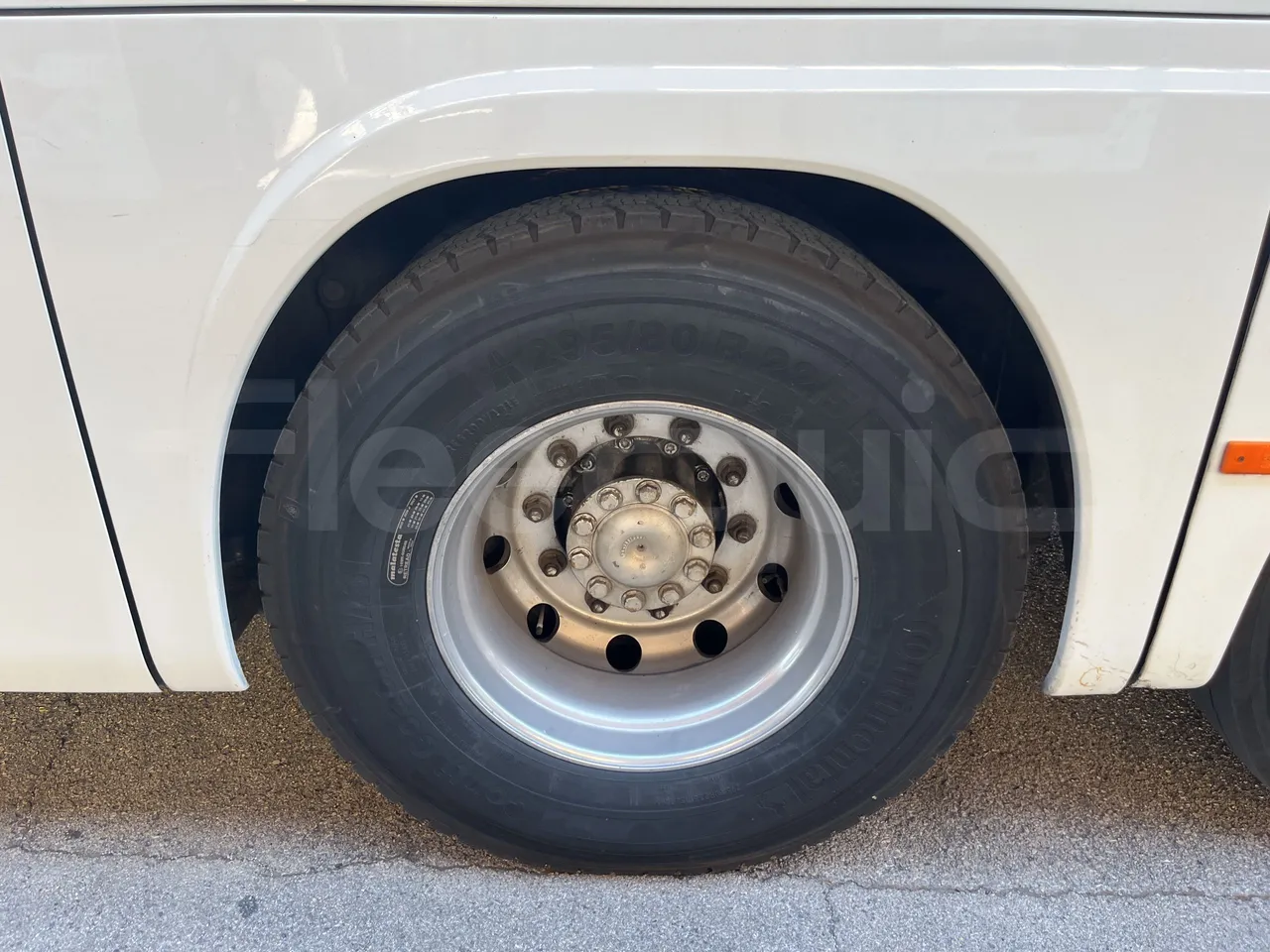Setra S415 - Second Axle Left Side: Complete Wheel