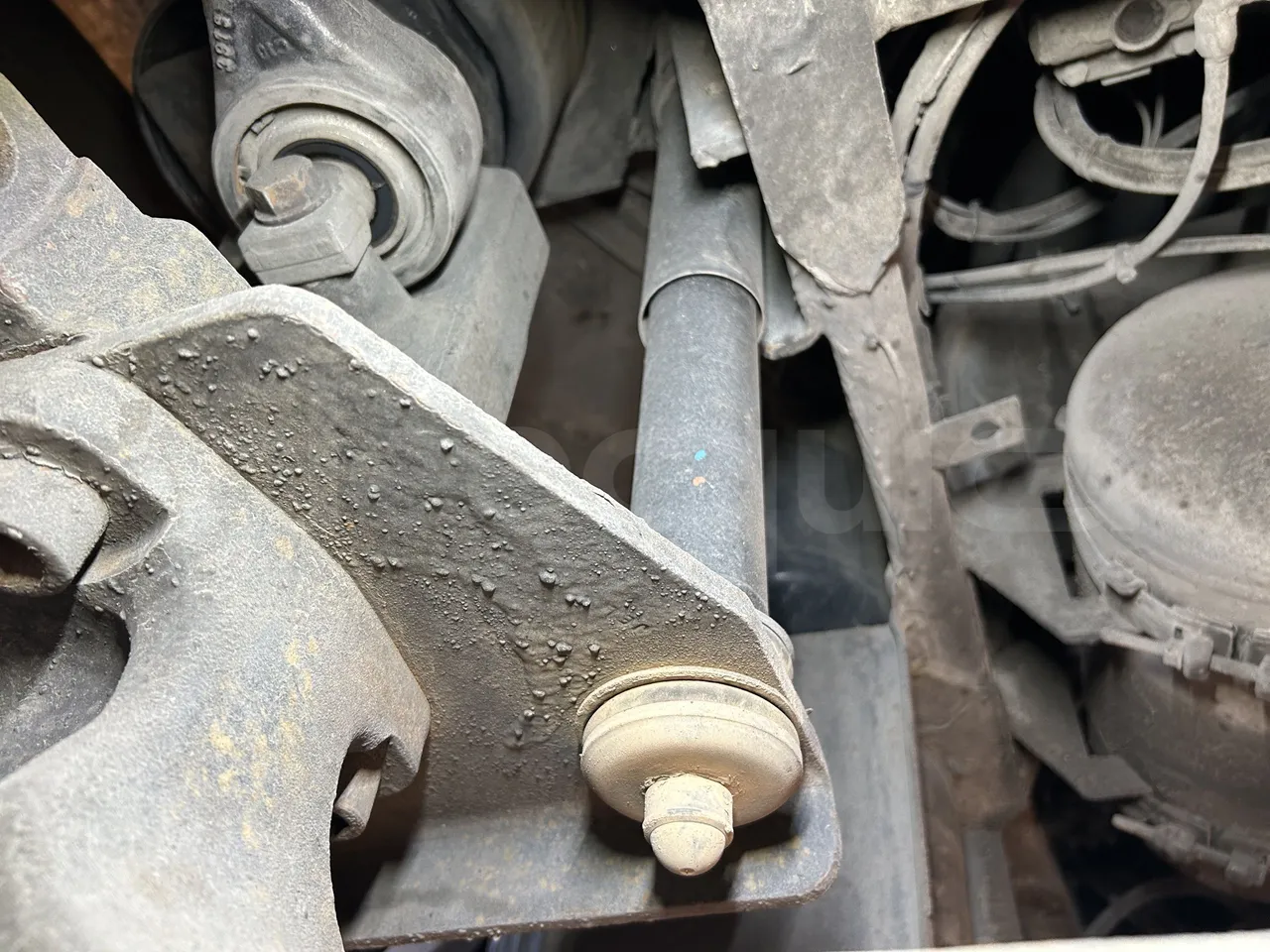 Setra S415 - Third Axle First Shock Absorbers Left Side