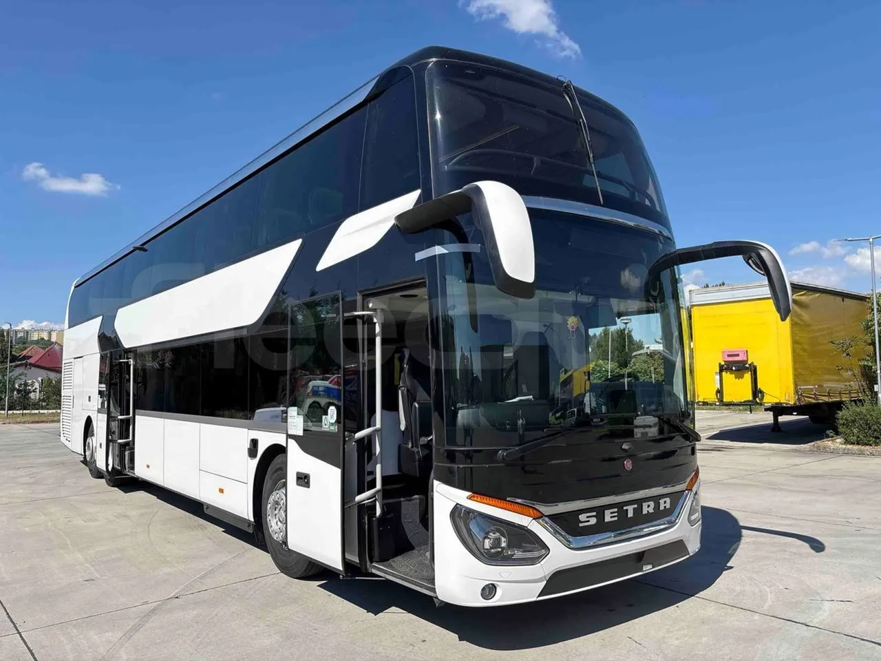Setra S531 - 3/4 right front doors open