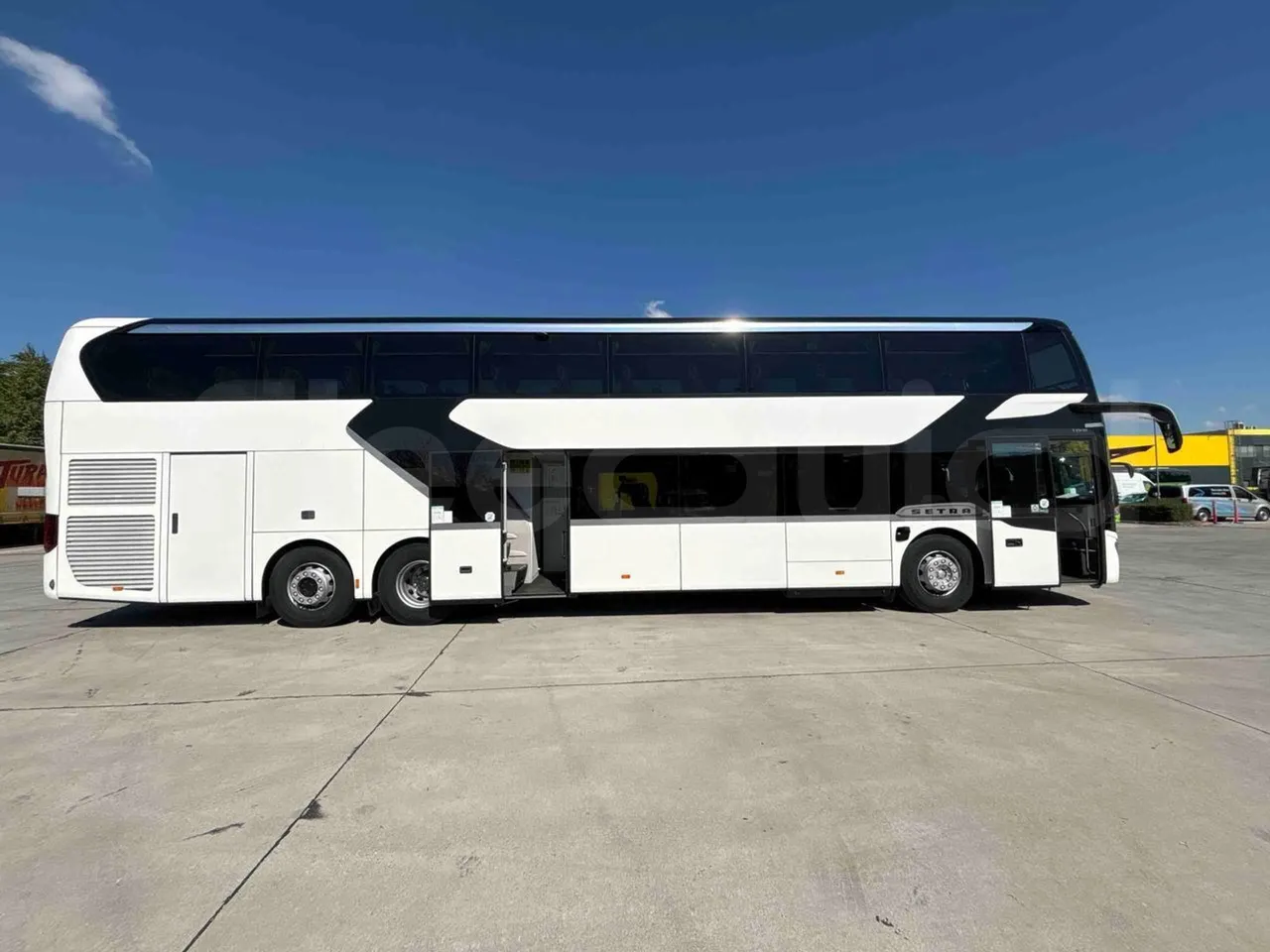 Setra S531 - right side doors open