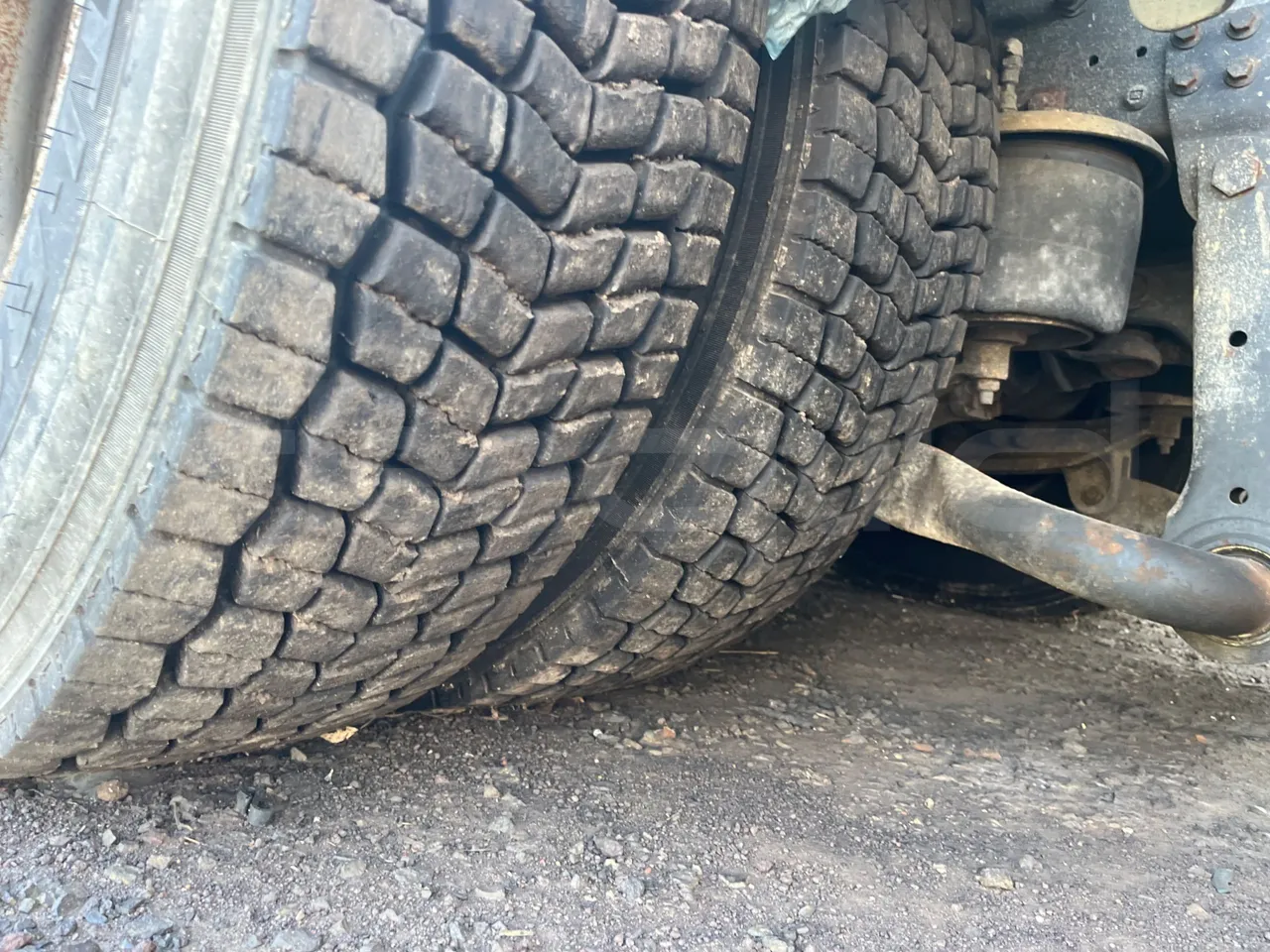 Iveco Magirus A260S/E4 - Euro5 - 243kW - 9.755mt - tread condition front tires left