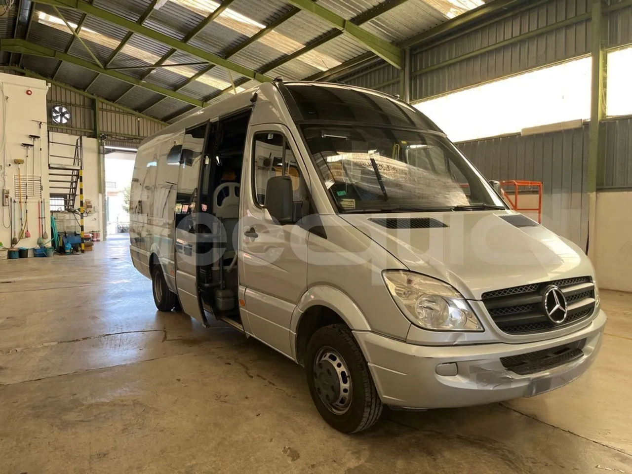 Mercedes-Benz Sprinter 518 CDI - EUR4/135Kw/7.34 Mt - 3/4 right front doors open