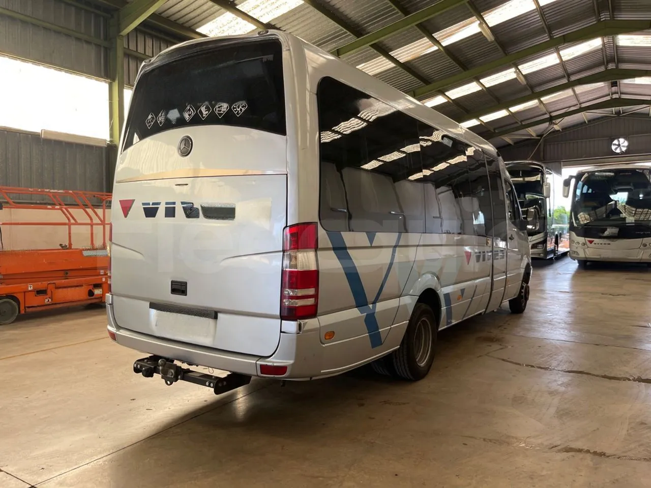 Mercedes-Benz Sprinter 518 CDI - EUR4/135Kw/7.34 Mt - 3/4 right rear doors closed