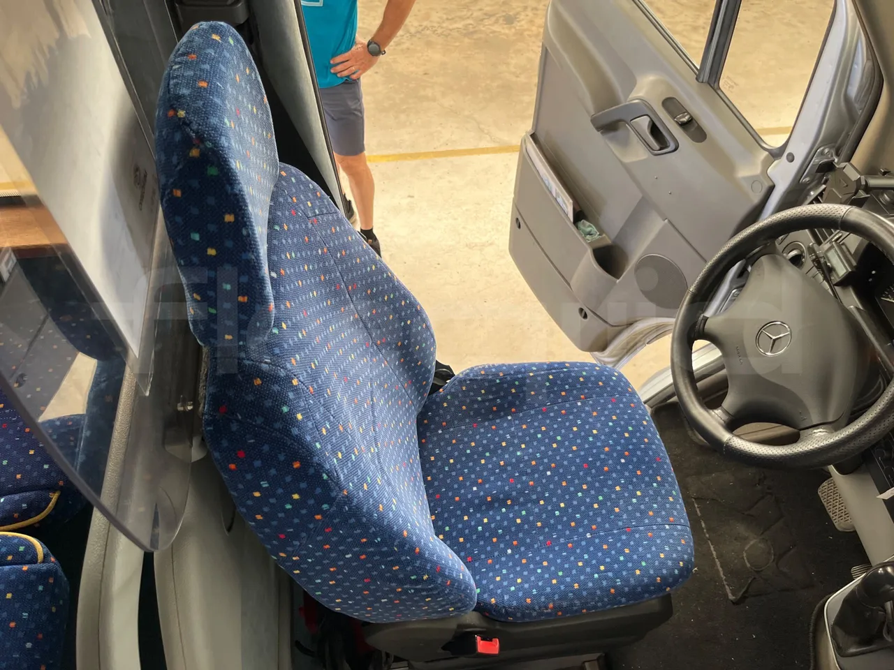 Mercedes-Benz Sprinter 518 CDI - EUR4/135Kw/7.34 Mt - driver's seat photo (mandatory for bus to scrap)