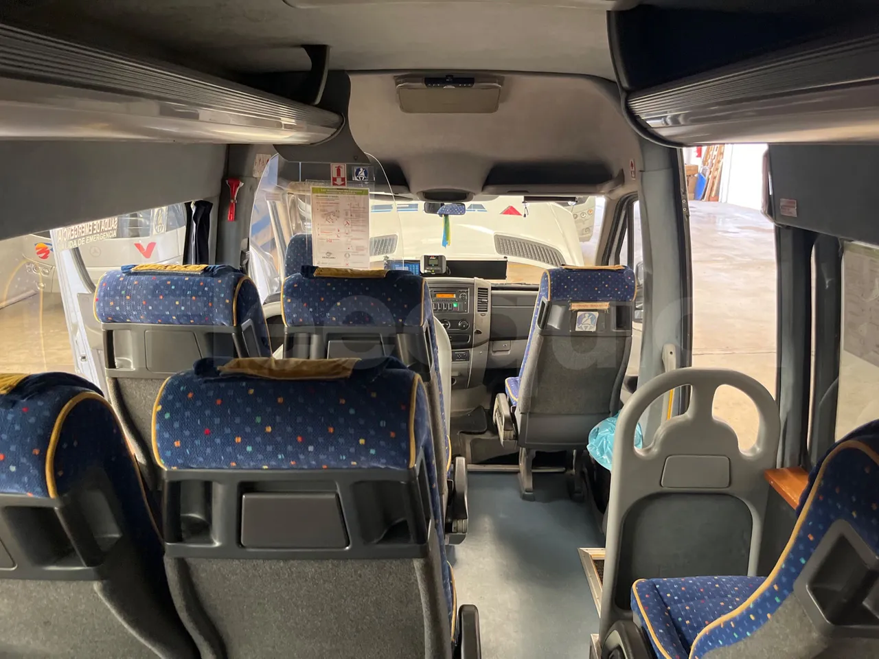 Mercedes-Benz Sprinter 518 CDI - EUR4/135Kw/7.34 Mt - forward view middle aisle
