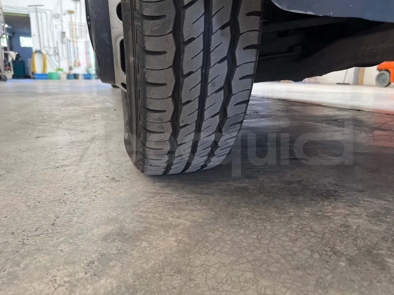 Mercedes-Benz Sprinter 518 CDI - EUR4/135Kw/7.34 Mt - tread condition front tires left