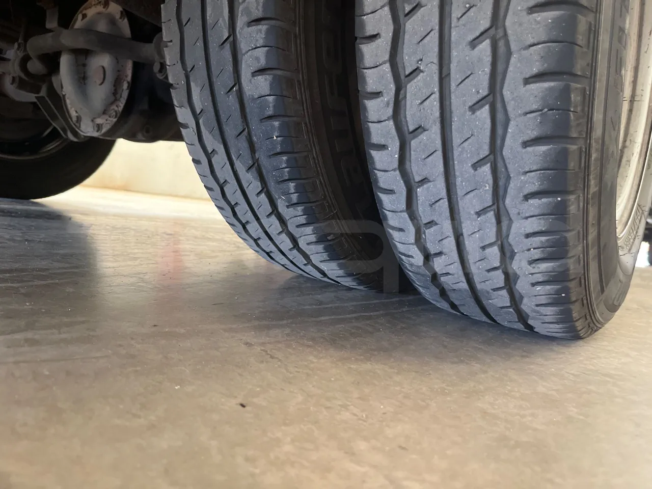 Mercedes-Benz Sprinter 518 CDI - EUR4/135Kw/7.34 Mt - tread condition second axle tires left