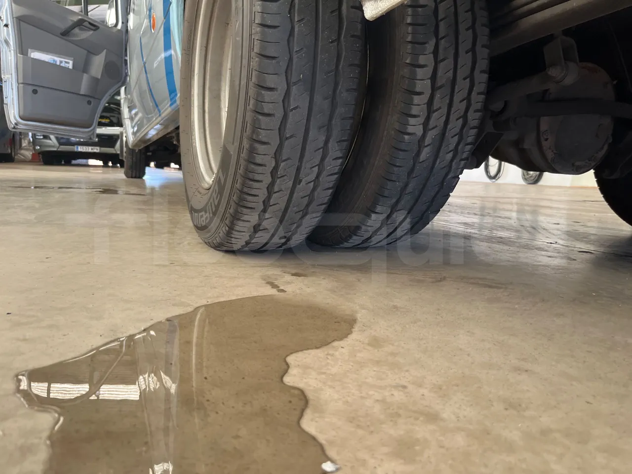 Mercedes-Benz Sprinter 518 CDI - EUR4/135Kw/7.34 Mt - tread condition second axle tires right
