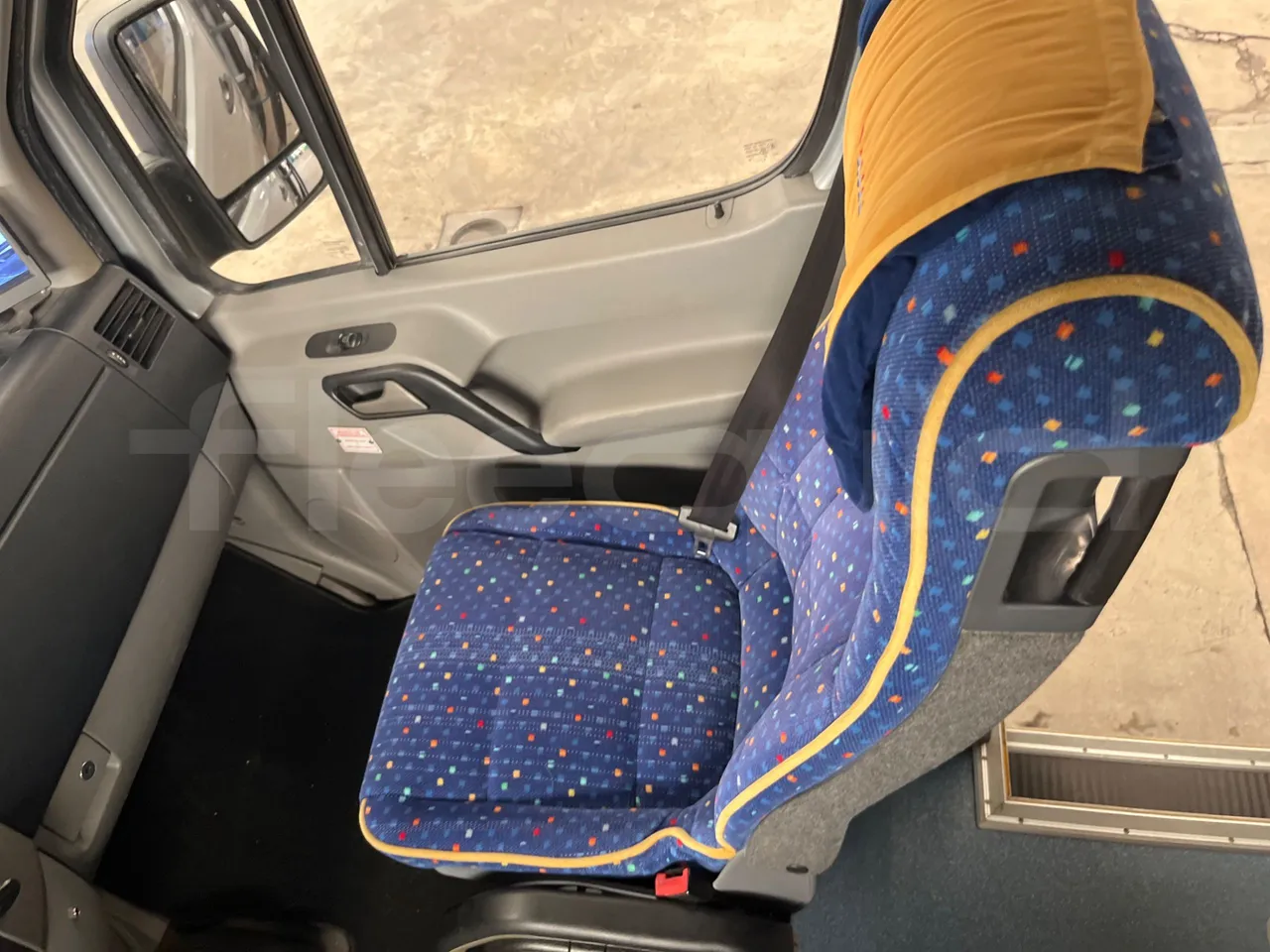 Mercedes-Benz Sprinter 518 CDI - EUR4/135Kw/7.34 Mt - hostess seat photo