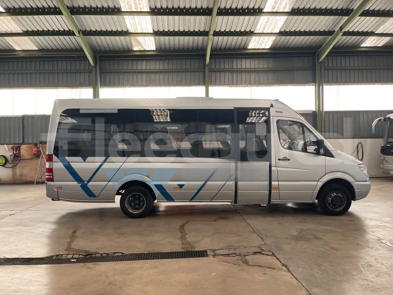 Mercedes-Benz Sprinter 518 CDI - EUR4/135Kw/7.34 Mt - right side doors closed