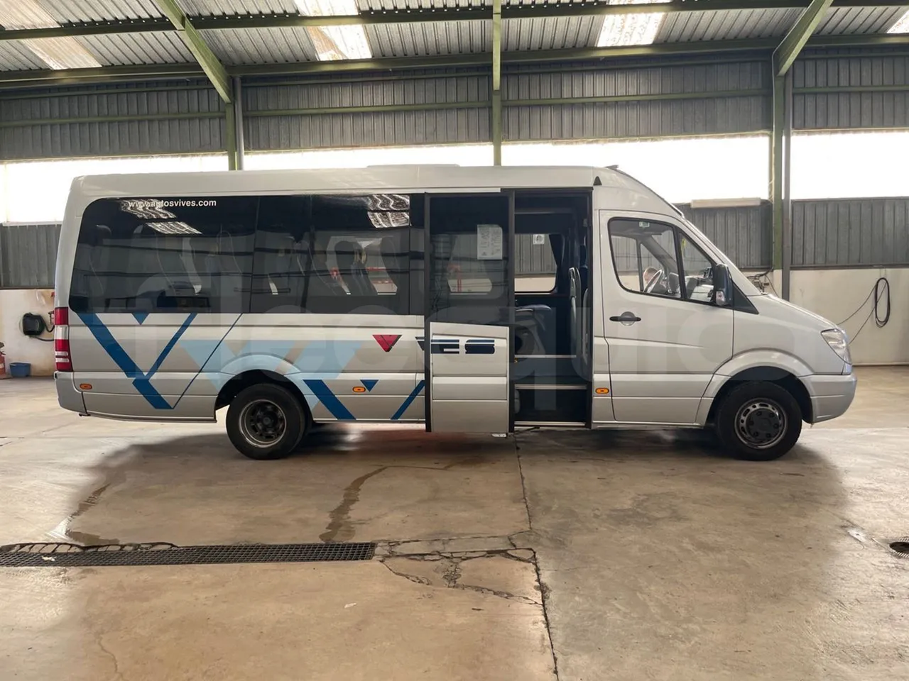 Mercedes-Benz Sprinter 518 CDI - EUR4/135Kw/7.34 Mt - right side doors open
