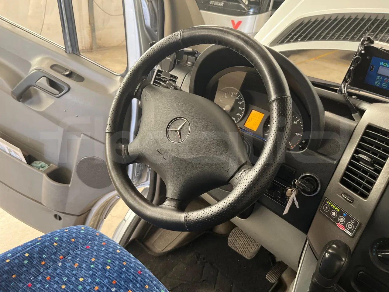 Mercedes-Benz Sprinter 518 CDI - EUR4/135Kw/7.34 Mt - steering wheel photo