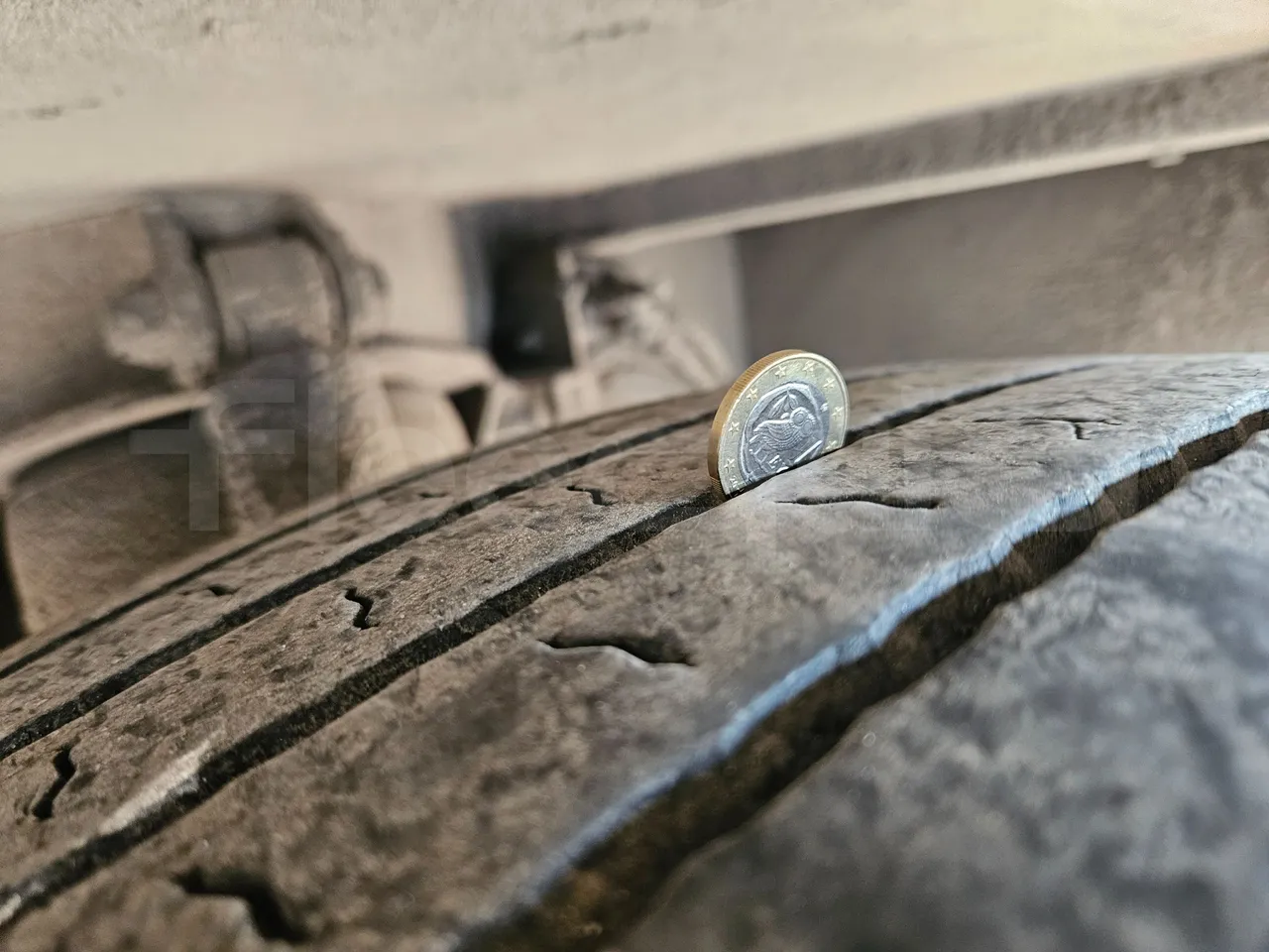 Setra S416 GT-HD/2 - EUR5 - 315kW - 13.020m - tread condition front tires right