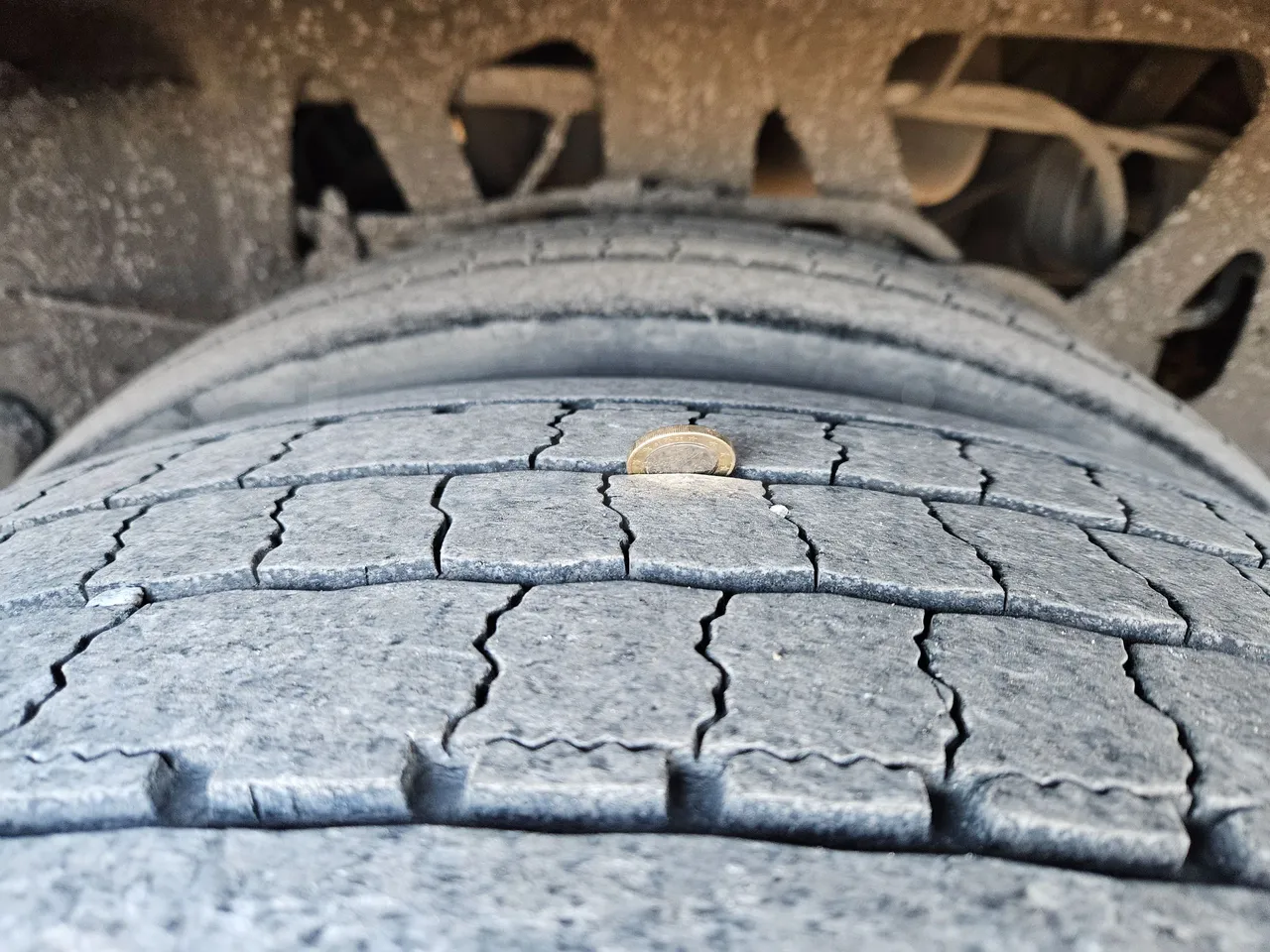 Setra S416 GT-HD/2 - EUR5 - 315kW - 13.020m - tread condition second axle tires left