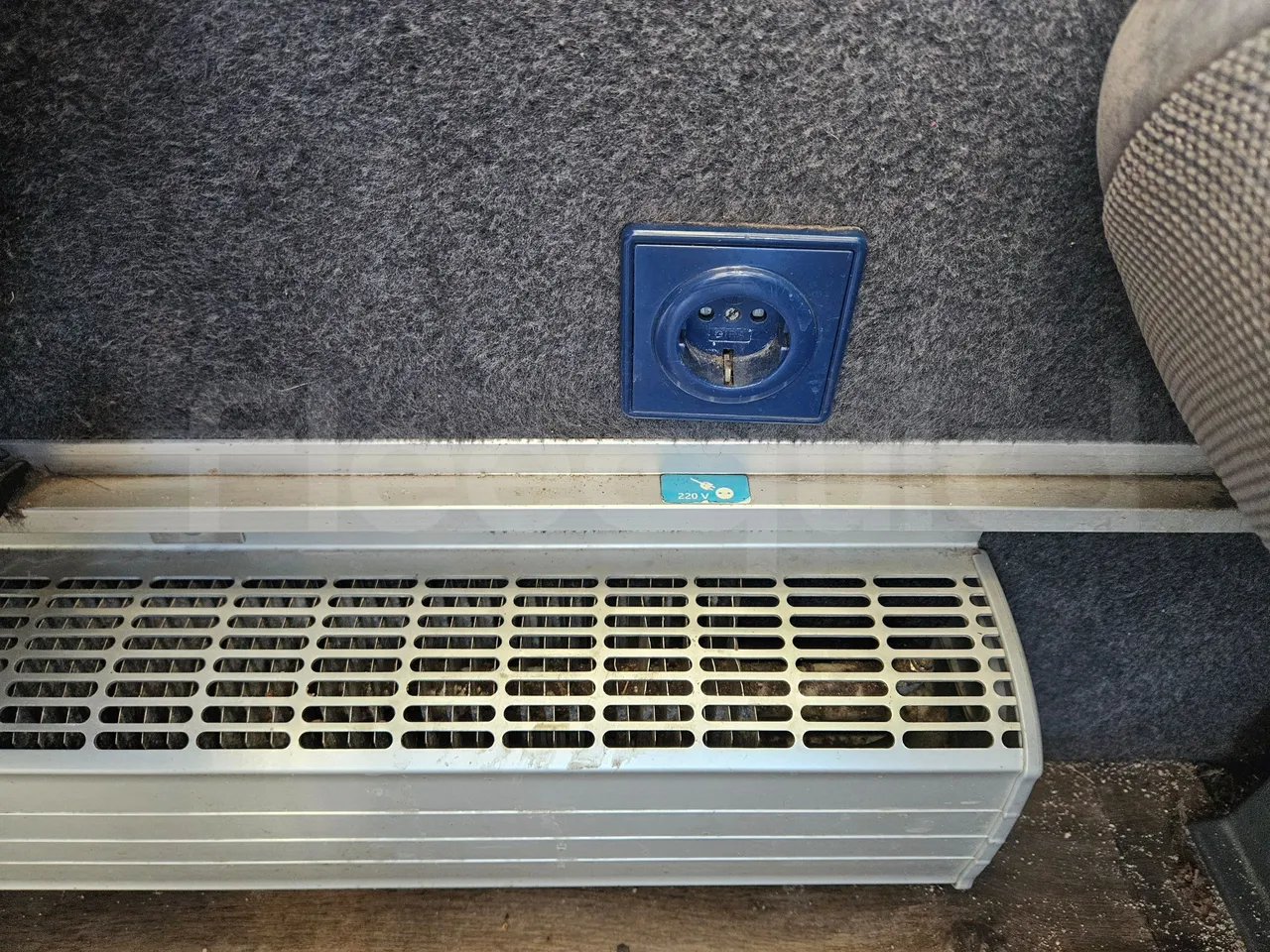 Setra S416 GT-HD/2 - EUR5 - 315kW - 13.020m - power outlets detail