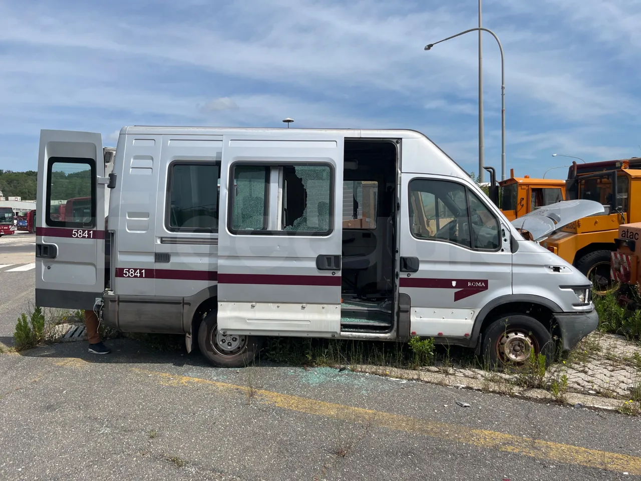 Iveco Daily ES11M5A2M8-EUR3-85,30Kw-5,4m - 3/4 front left (mandatory for bus to scrap)