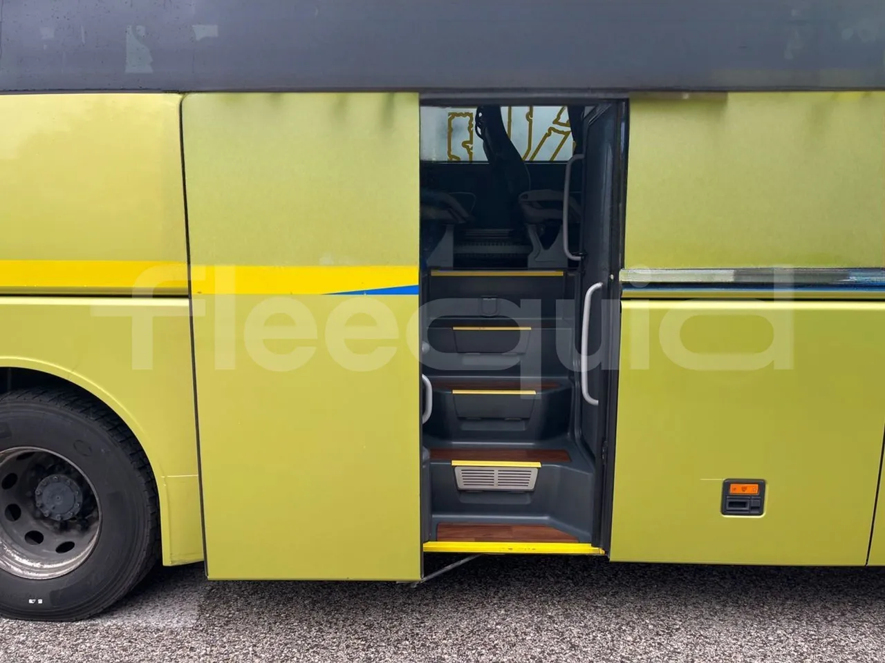 Man Lion's Coach R07/ Euro 6 - 294 Kw - 12 Mt - front door 2 open
