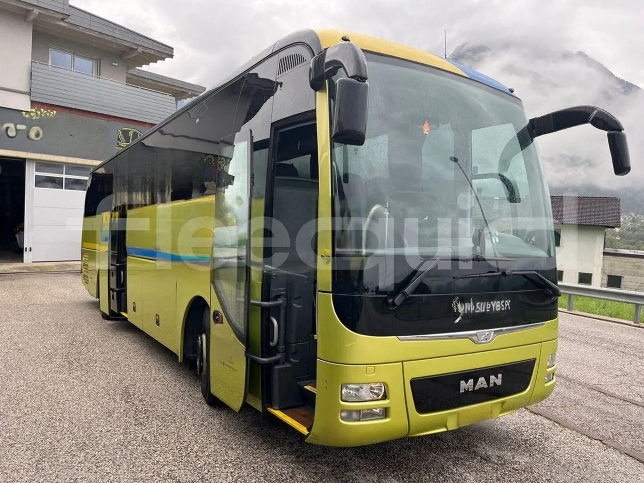Man Lion's Coach R07/ Euro 6 - 294 Kw - 12 Mt - 3/4 right front doors open