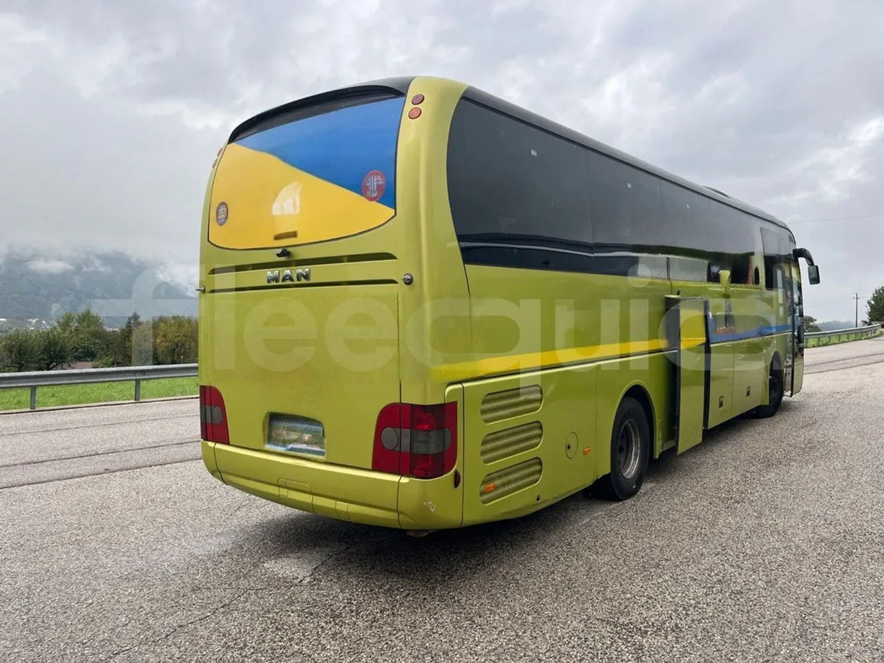 Man Lion's Coach R07/ Euro 6 - 294 Kw - 12 Mt - 3/4 right rear doors open