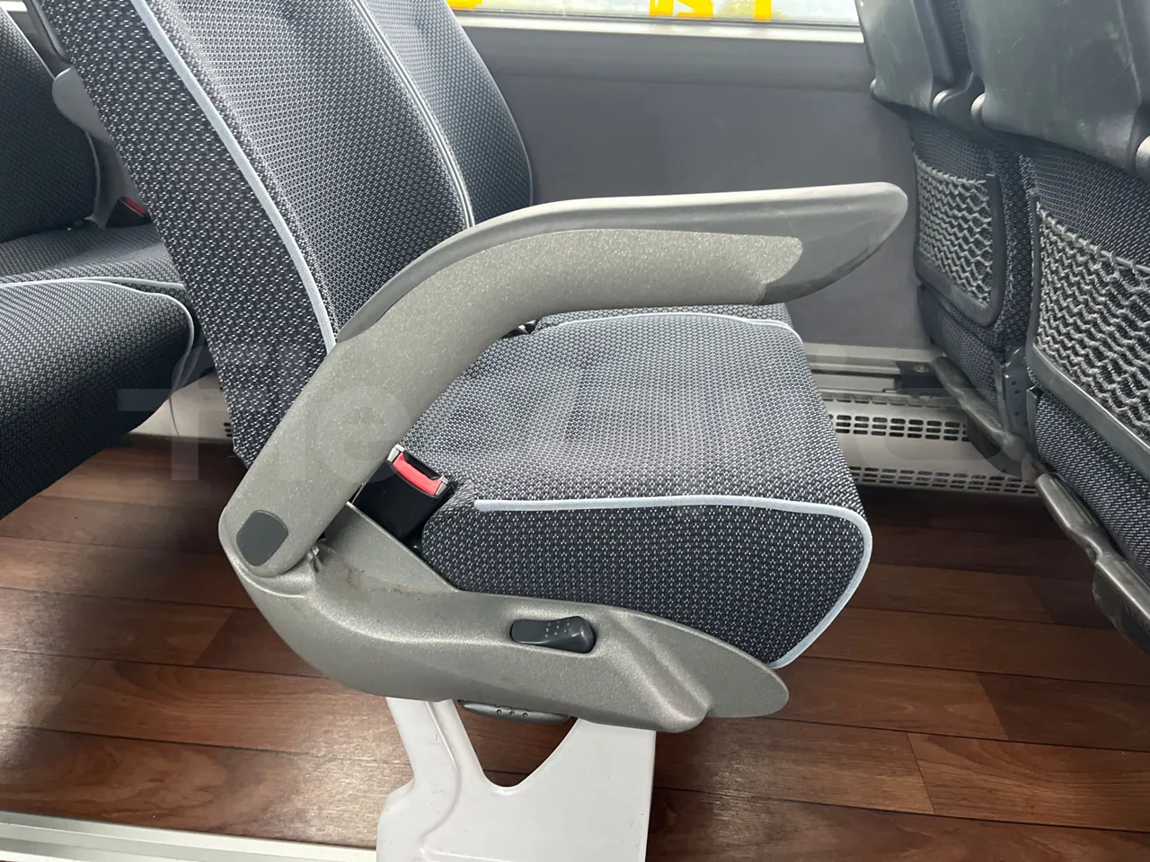Man Lion's Coach R07/ Euro 6 - 294 Kw - 12 Mt - armrest detail photo