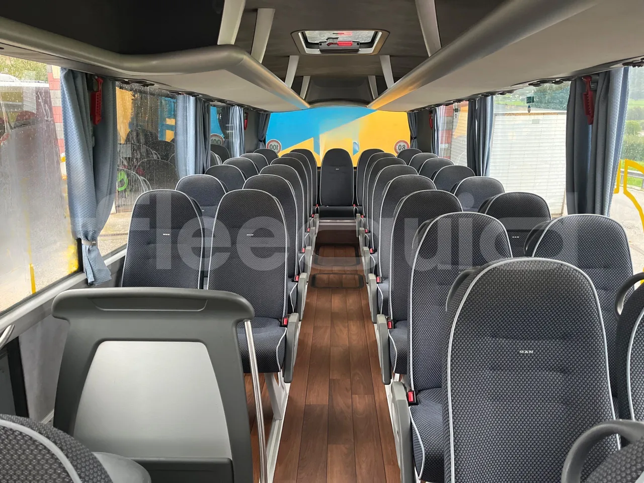 Man Lion's Coach R07/ Euro 6 - 294 Kw - 12 Mt - reverse view middle aisle