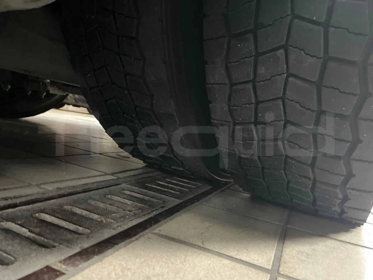 Man Lion's Coach R07/ Euro 6 - 294 Kw - 12 Mt - tread condition front tires left