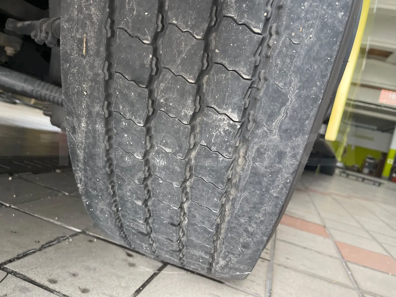 Man Lion's Coach R07/ Euro 6 - 294 Kw - 12 Mt - tread condition front tires right