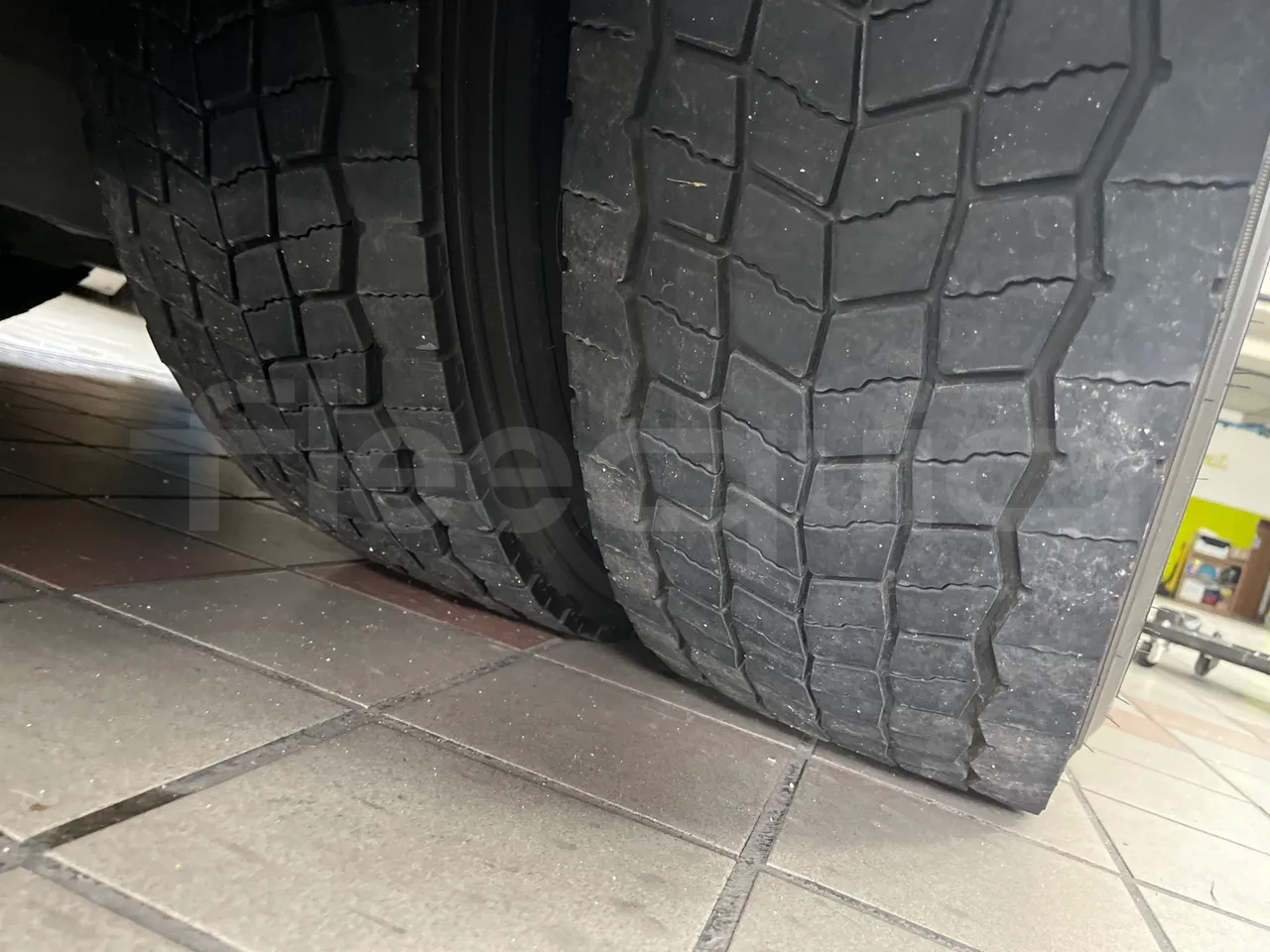 Man Lion's Coach R07/ Euro 6 - 294 Kw - 12 Mt - tread condition second axle tires left