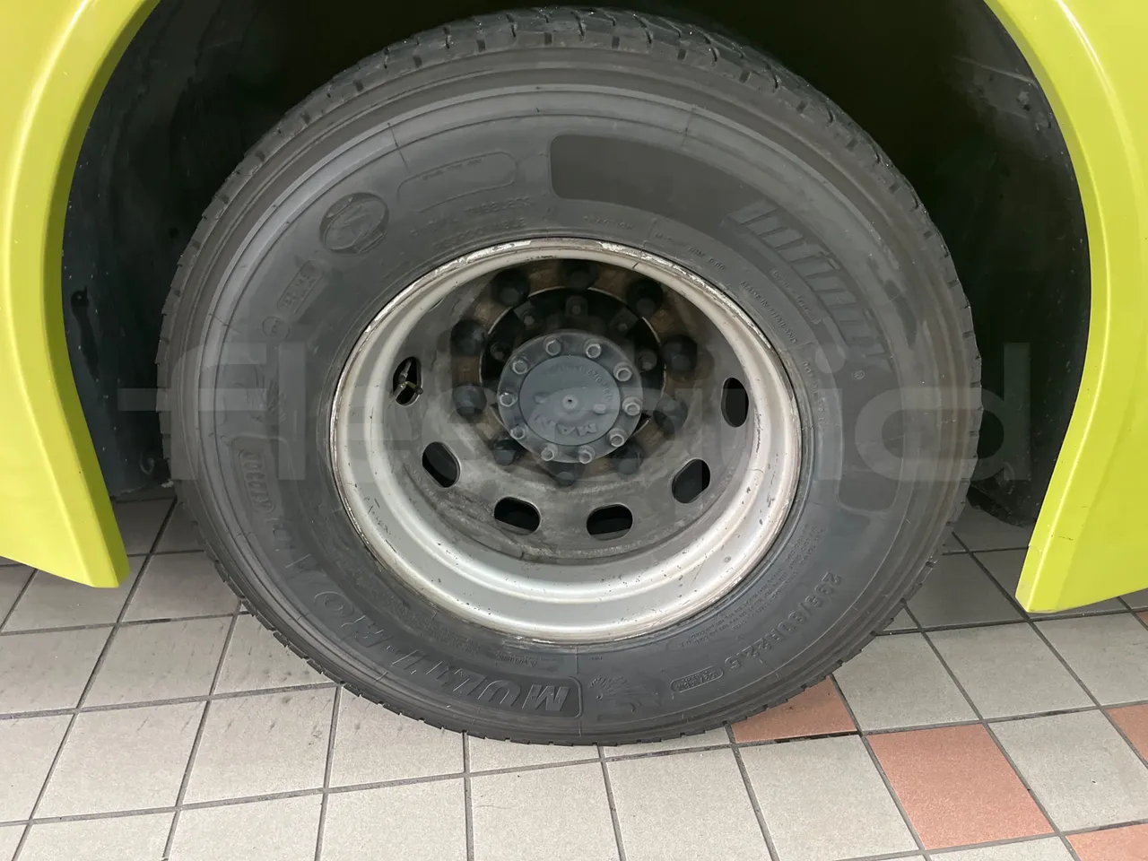 Man Lion's Coach R07/ Euro 6 - 294 Kw - 12 Mt - rear left tire photo