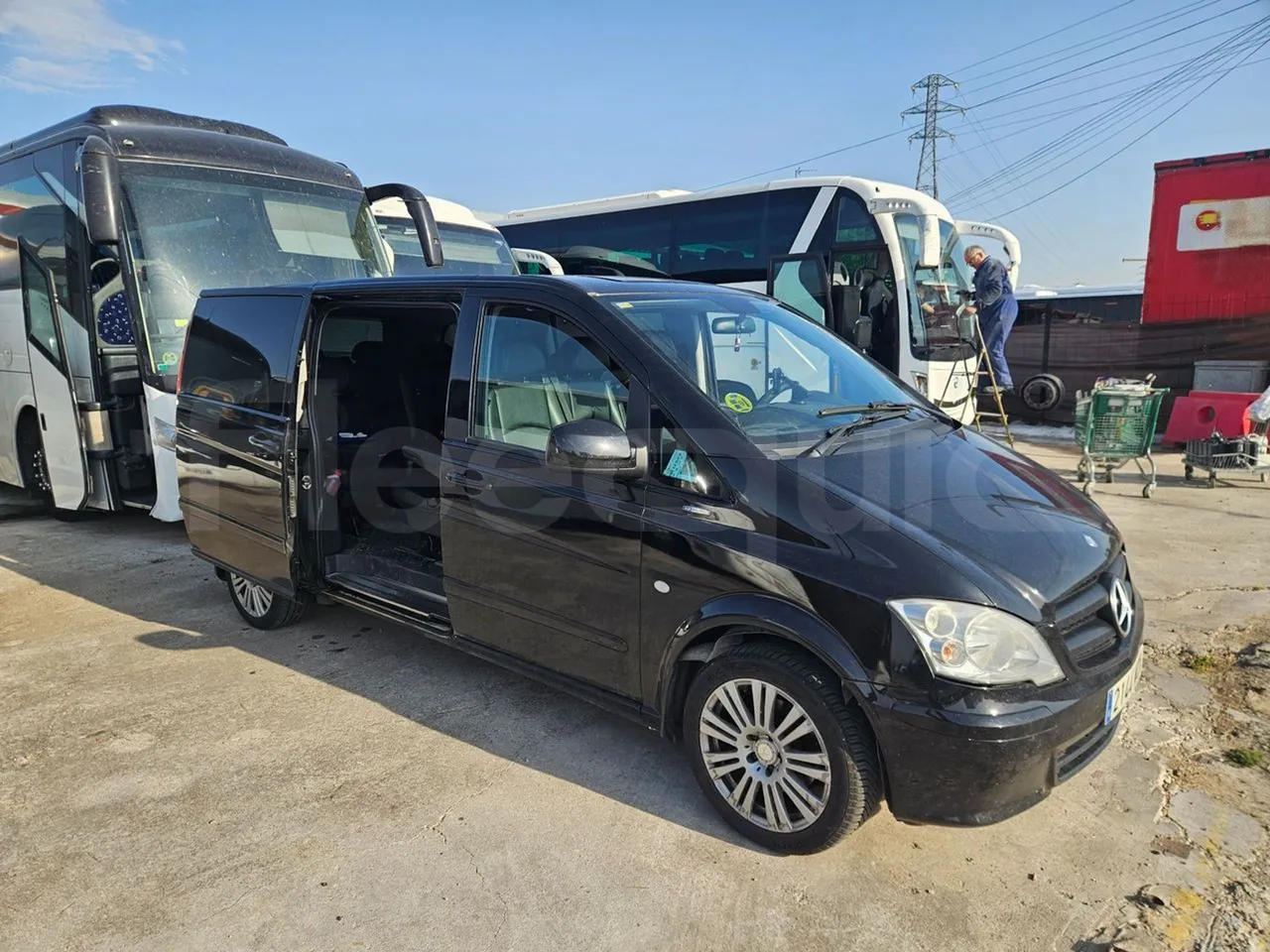 Mercedes-Benz Vito Tourer 116CDI - EUR6 - 120kW - 5.140m - 3/4 right front doors open