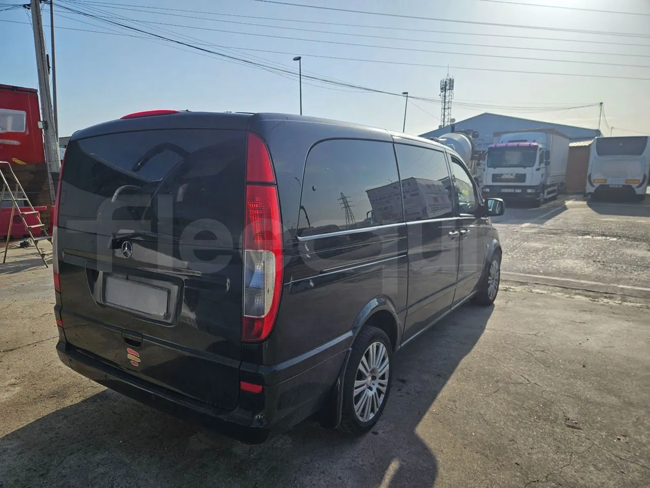 Mercedes-Benz Vito Tourer 116CDI - EUR6 - 120kW - 5.140m - 3/4 right rear doors closed