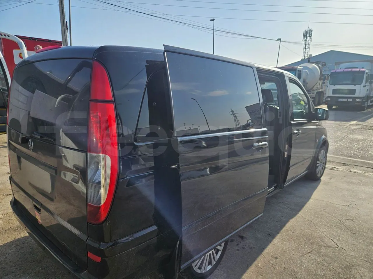 Mercedes-Benz Vito Tourer 116CDI - EUR6 - 120kW - 5.140m - 3/4 right rear doors open