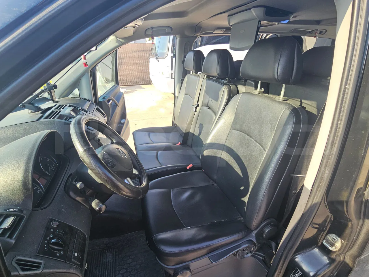Mercedes-Benz Vito Tourer 116CDI - EUR6 - 120kW - 5.140m - driver's seat photo (mandatory for bus to scrap)