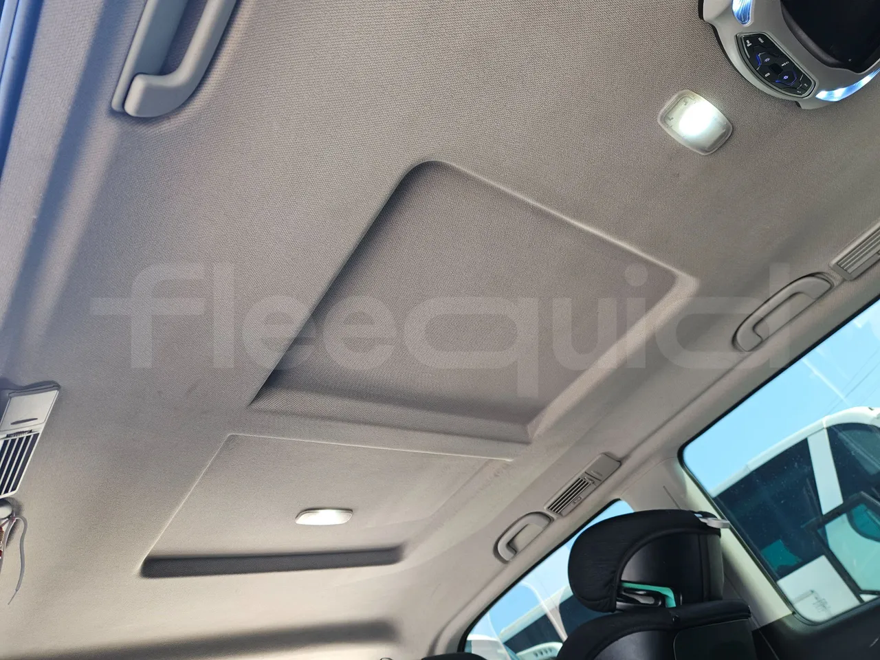 Mercedes-Benz Vito Tourer 116CDI - EUR6 - 120kW - 5.140m - overhead compartments photo