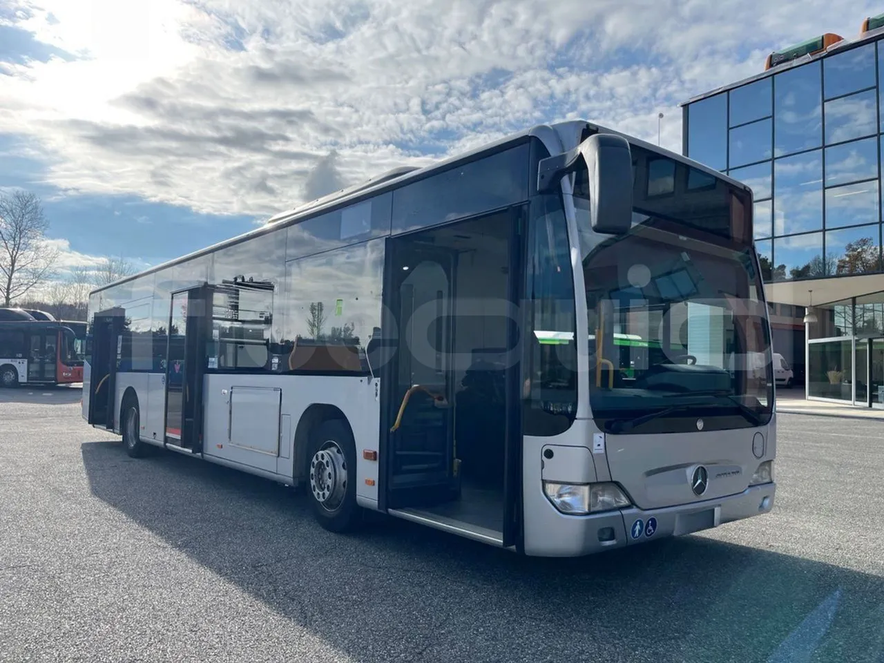 Mercedes-Benz O 530 5303/P - Euro 5 - 210 kW - 11.950 mt - 3/4 right front doors open