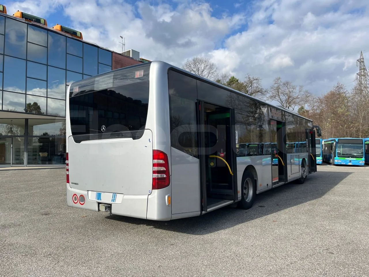 Mercedes-Benz O 530 5303/P - Euro 5 - 210 kW - 11.950 mt - 3/4 right rear doors open
