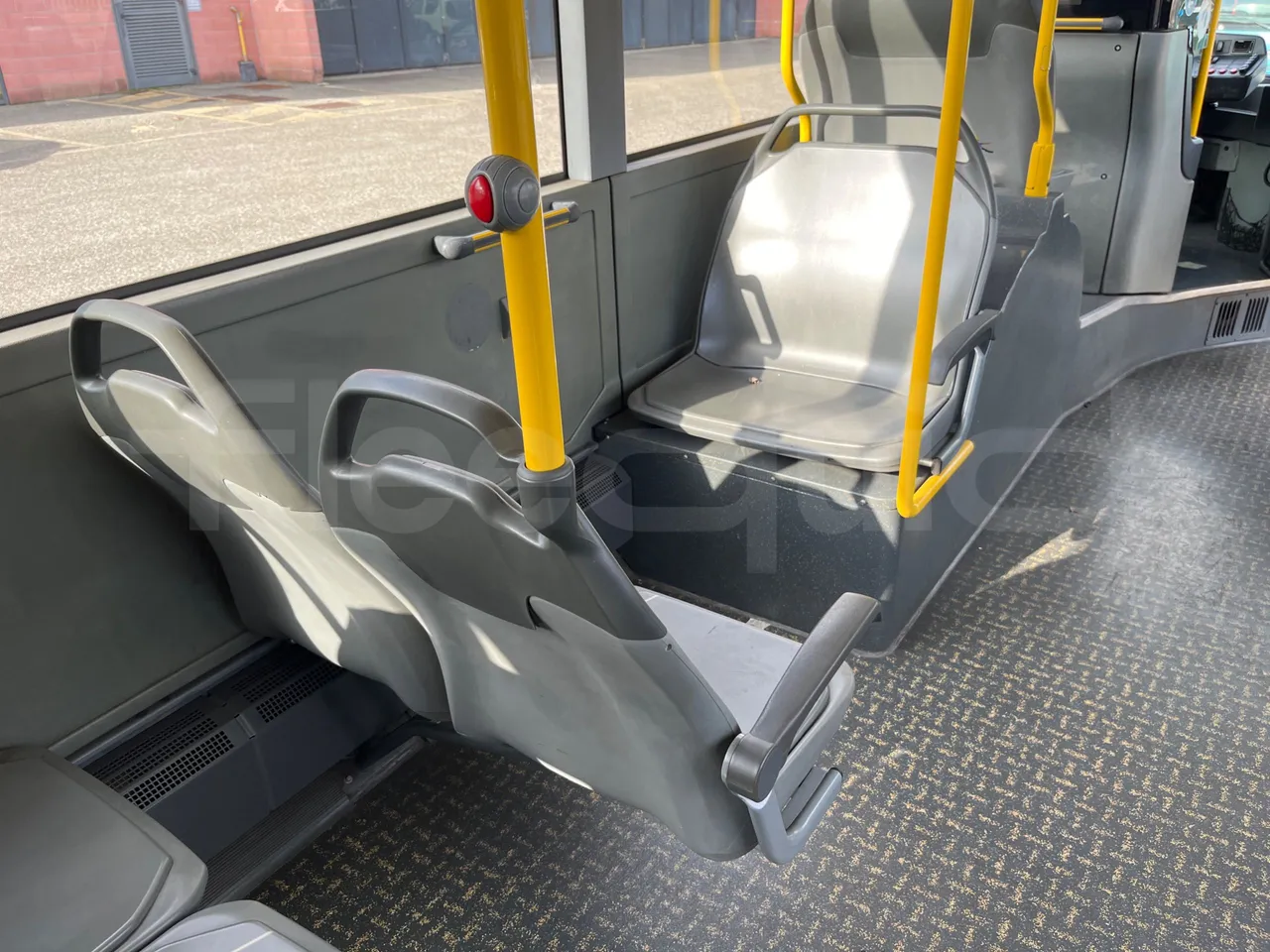 Mercedes-Benz O 530 5303/P - Euro 5 - 210 kW - 11.950 mt - armrest detail photo