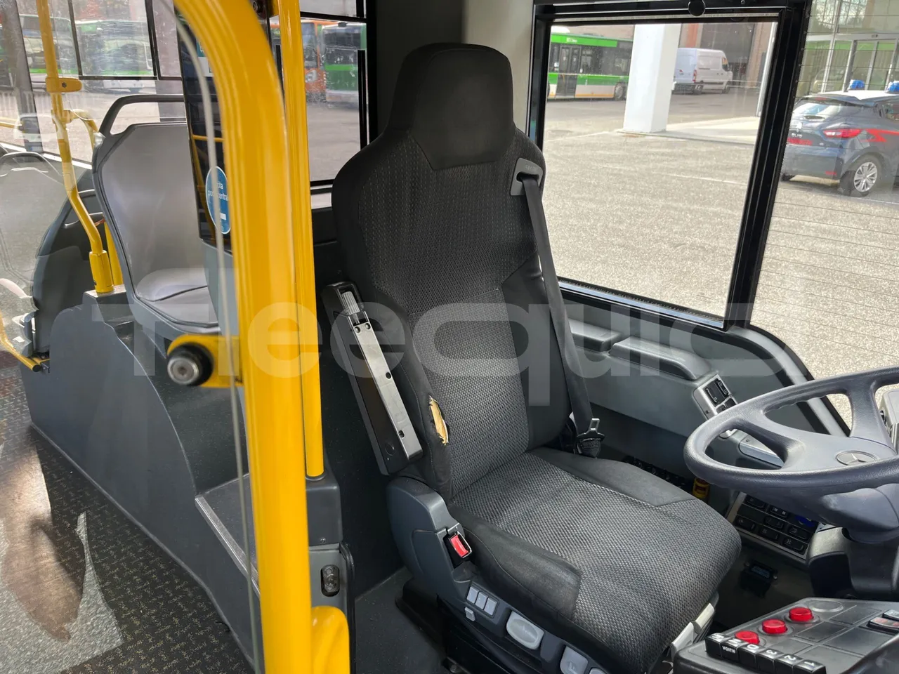 Mercedes-Benz O 530 5303/P - Euro 5 - 210 kW - 11.950 mt - driver's seat photo