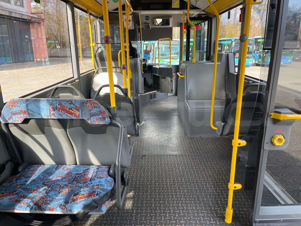 Mercedes-Benz O 530 5303/P - Euro 5 - 210 kW - 11.950 mt - forward view middle aisle