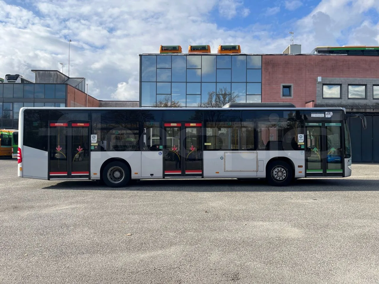 Mercedes-Benz O 530 5303/P - Euro 5 - 210 kW - 11.950 mt - right side doors closed
